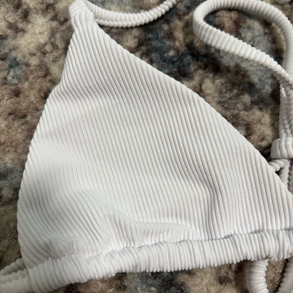 NEW Beach Riot Core Collection
Winona Ribbed White Triangle Bikini Top Size XS - Picture 6 of 7